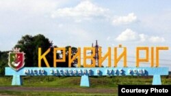 Як повідомили у профспілці, ДТП сталася на території підприємства внаслідок зіткнення вантажівки, яка везла робітників зі зміни, і вантажного поїзда