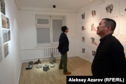 Посетители знакомятся с экспонатами выставки «Дурные шутки». Алматы, 6 декабря 2018 года.