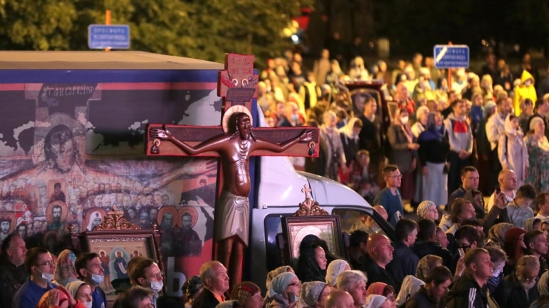 Илјадници Руси маршираа во верска поворка и покрај забраната поради ширење на ковид-19