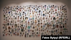 Fotografi të fëmijëve të vrarë gjatë luftës në Kosovë të shfaqura në ekspozitën “Na Ishte Njëherë Që Kurrë Mos Qoftë”.