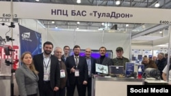 Евгений Григорьев в центре