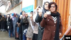 آرشیف/ زنان افغان در یکی از مراکز رای دهی