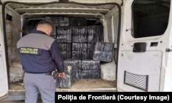 Contrabanda cu țigări este una dintre activitățile preferate ale mafiei transfrontaliere. Un miliard de euro pierde bugetul public din lipsa încasărilor din accizele pe aceste produse