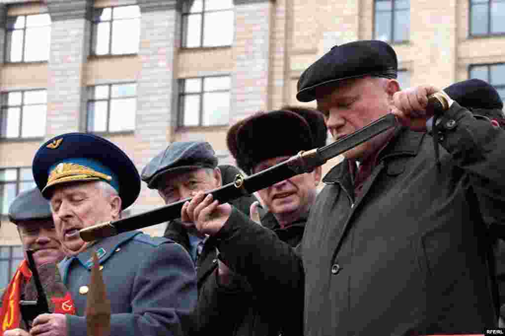 Зюганову подарили шашку...