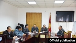 Садыр Жапаров Улан Ниязбековду ИИМге тааныштырган учуру. Сүрөт Ички иштер министрлигине таандык. mvd.kg сайтына жарыяланды. 11-октябрь, 2020-жыл.