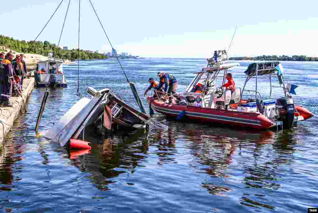 РУСИЈА - Единаесет луѓе загинале при судирот на едрилица катамеран со товарен брод на реката Волга, во близина на рускиот град Волгоград.