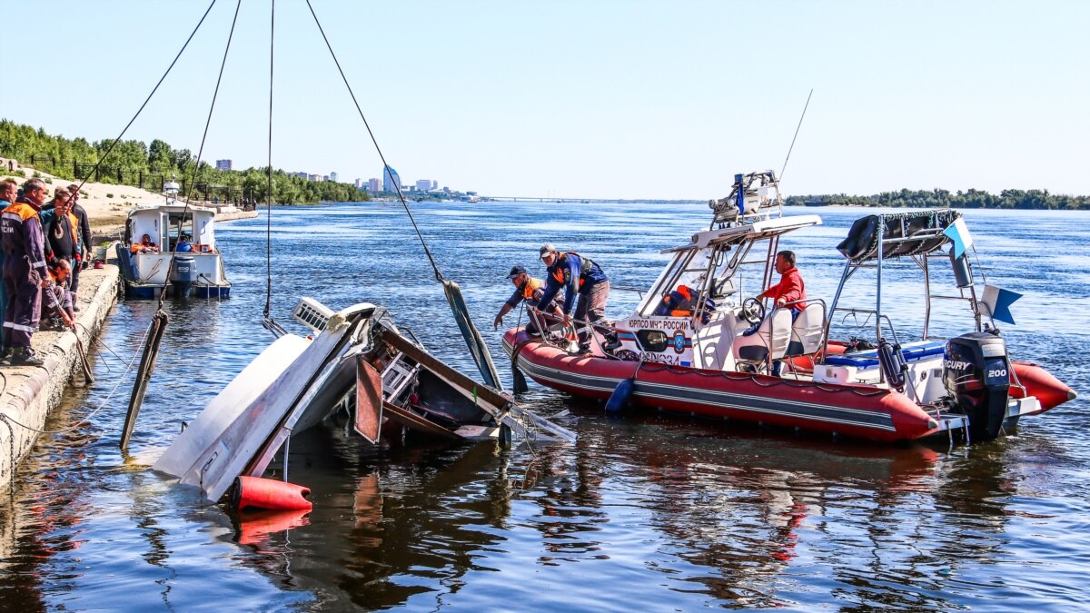 Трагедия в волгограде катамаран. Катер с баржей. Прогулочный катамаран волгоград. Столкновение баржи и катамарана в волгограде. Елань 12 катамаран.