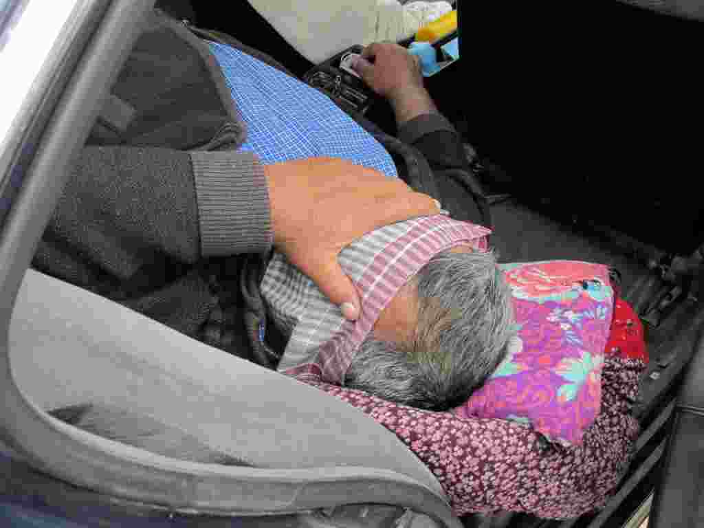 Aşgabada bir taksist dyn&ccedil; alyp &yacute;atyr