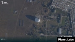 Поврежденная РЛС в радиопрозрачном куполе в Евпатории 9 марта 2026 года. На спутниковых снимках Planet Labs от 11 марта, которые есть в распоряжении проекта «Схемы», виден масштаб разрушений двух куполов