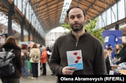 Павло Матюша зі своєю книгою «Листи кохання та війни» на Брюссельському книжковому ярмарку, 27 березня 2026 року