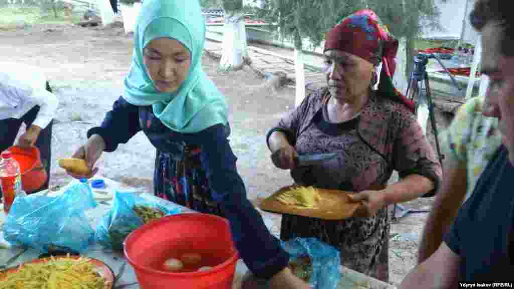 Аш фестивалына дин кызматкерлери, диний аялдар жамааты, шаар жаштары катышты.
