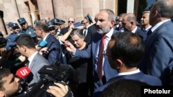 Armenia -- Prime Minister Nikol Pashinian addresses protesters outside the main government building in Yerevan, September 19, 2019.