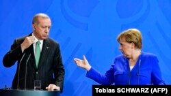 Presidenti turk, Recep Tayyip Erdogan dhe kancelarja gjermane, Angela Merkel. Foto nga arkivi.