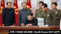 رهبر کره شمالی (نشسته) در جمع اعضای شورای مرکزی نظامی کره شمالی در تصویری از ماه مه