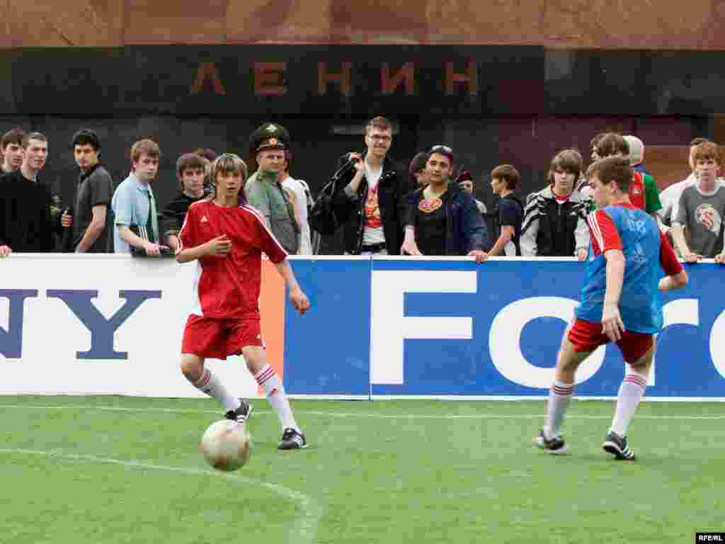 Соревнование юношеских команд на Красной площади в рамках фестиваля Лиги чемпионов