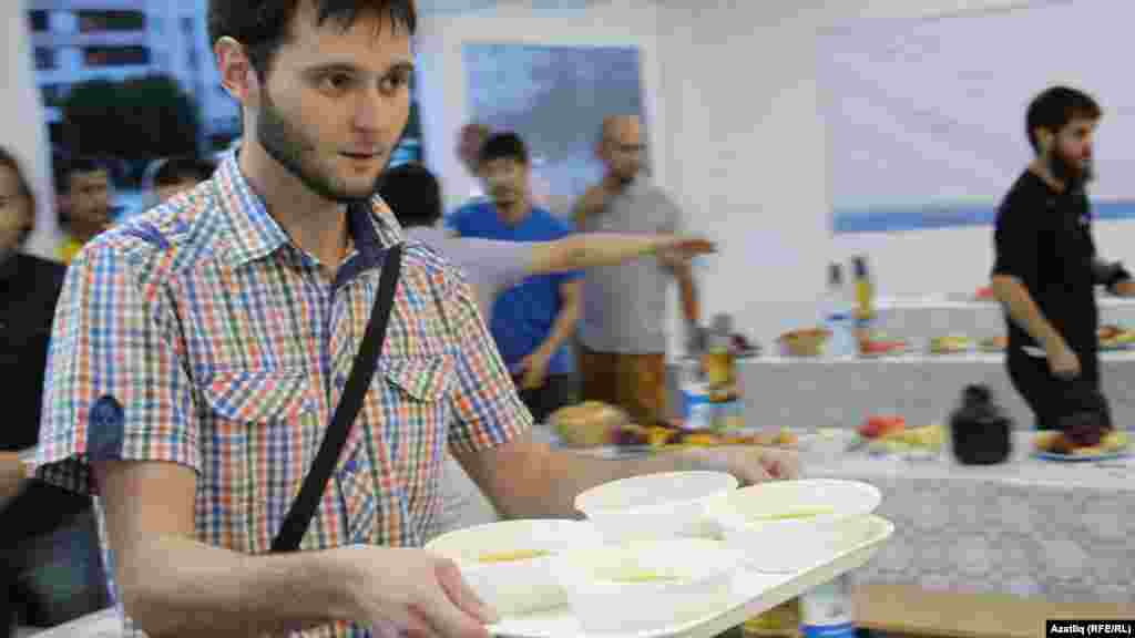 Tatarstan -- Scene of Iftar party in Jardem mosque of Kazan during Ramadan, 3Jul2014