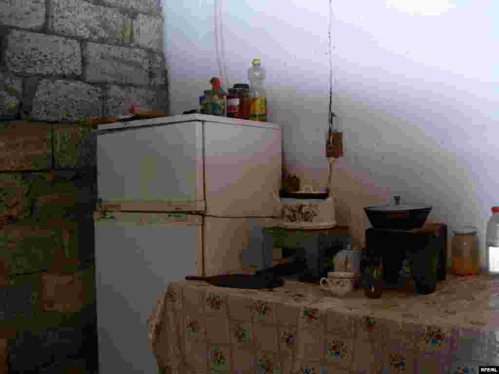 Bir neçə ailə BDU yataqxanasındakı bu mətbəxdən istifadə edir