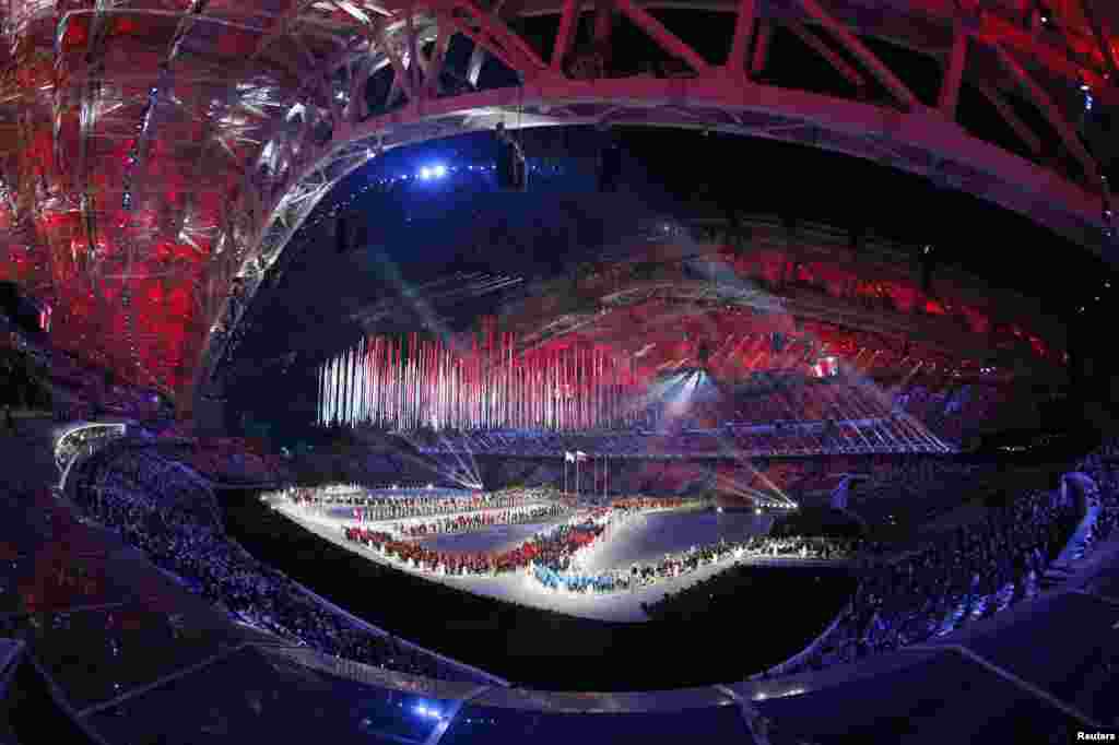 Athletes from different countries take part in the closing ceremony. (Reuters/Grigory Dukor)