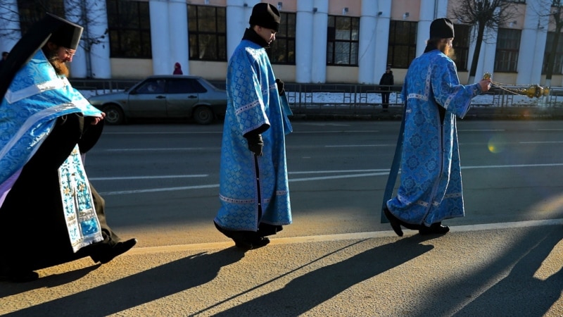 В Псковской области провели крестный ход против коронавируса 