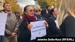 Një pjesëmarrëse në protestën në Tiranë pas vrasjes së Martin Canit, mban në duar një letër ku shkruan: "Sot Martini, nesër mund të jetë fëmija yt!". 