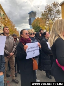 Një pjesëmarrëse në protestën në Tiranë.