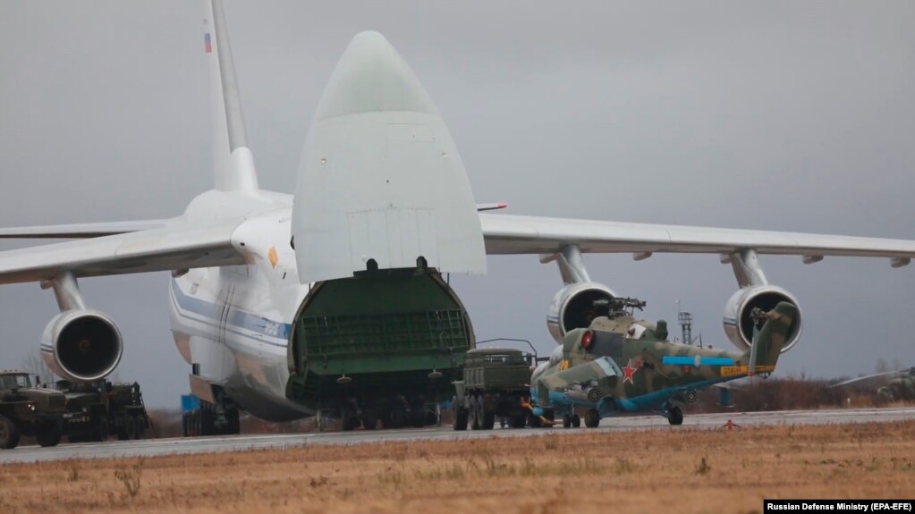 Транспортний літак Ан-124 «Руслан», розроблений в СРСР київським конструкторським бюро «Антонов», є одним із найбільшим серійних вантажних літаків у світі. Він може перевозити до 150 тонн вантажу