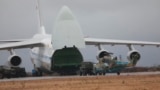Транспортний літак Ан-124 «Руслан», розроблений в СРСР київським конструкторським бюро «Антонов», є одним із найбільшим серійних вантажних літаків у світі. Він може перевозити до 150 тонн вантажу