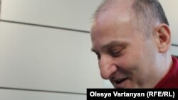 ემზარ კვიციანი აეროპორტში