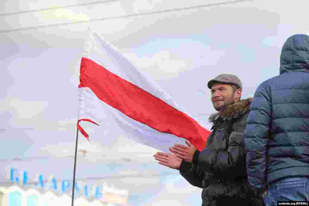 Билік тыйым салған қызыл-ақ түсті ту наразылық символына айналған.