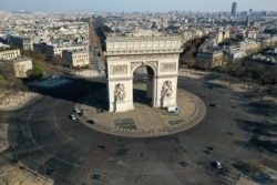 Arcul de Triumf din Paris, un oraș cu străzile pustii la 1 aprilie 2020. Actuala pandemie de coronavirus s-a răspândit în întreaga lume, a determinat moartea a peste 90.000 de oameni și a blocat sectoare întregi ale economiei mondiale.