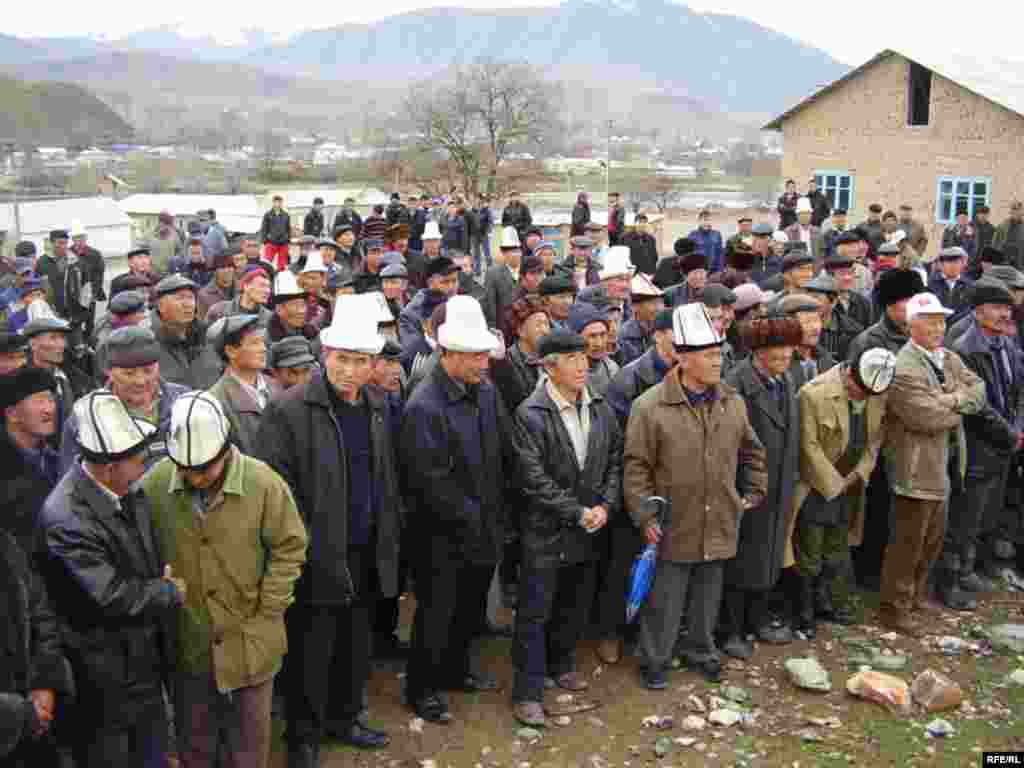 Митингде жарыш сөзгө чыгып сүйлөгөндөр бийлик Аксы каргашасын эстен чыгарып баратканын белгилешти - Commemoration Events in Aksy District of Jalal-Abat Region Devoted to Victims of 17-18 March Aksy Shooting. Kyrgyzstan - March 17, 2009. Photos byJanar Akaev.