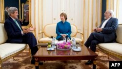 U.S. Secretary of State John Kerry (left), European Union High Representative Catherine Ashton (center), and Iranian Foreign Minister Mohammad Javad Zarif during their meeting in Vienna on October 15.