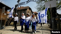 Делегация из Израиля у ворот бывшего концлагерия Освеницм