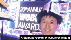 Уланбек Эгизбаев “Кыял” даректүү тасмасы үчүн дүйнөлүк "Webby Awards" сыйлыгын алган учурда. Нью-Йорк, 2016-жыл.