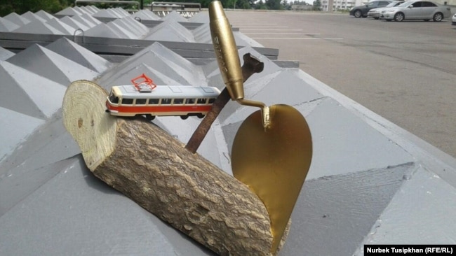 Экология белсенділерінің Алматы әкімі Бауыржан Байбекке жолдаған "Өлім" инсталляциясы. Алматы, 26 мамыр 2017 жыл.