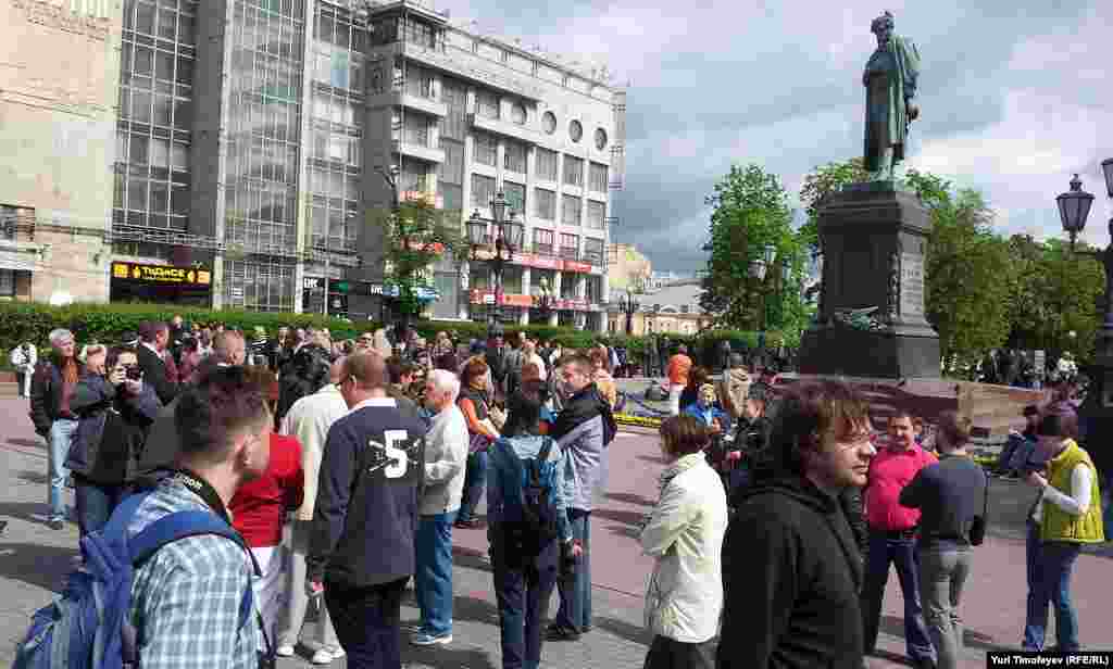 Учасники &laquo;контрольної прогулянки&raquo; починають збиратися біля пам&rsquo;ятника Пушкіну в Москві