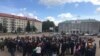 На площади перед администрацией Ишимбайского района началось "кормление голубей" за отставку Азамата Абдрахманова. Источник: BashMedia