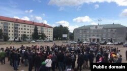 На площади перед администрацией Ишимбайского района началось "кормление голубей" за отставку Азамата Абдрахманова. Источник: BashMedia