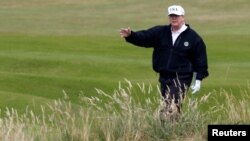 Președintele Donald Trump pe terenul său de gold la Turnberry în Scoția