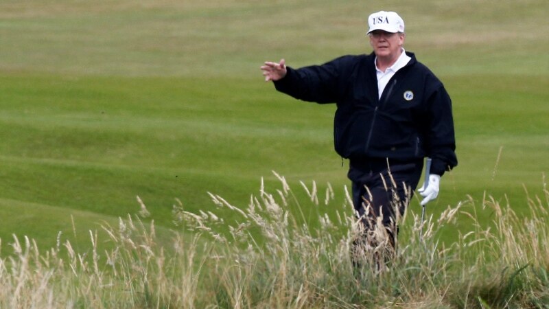Тажияга барбай, гольф ойногон Трамп