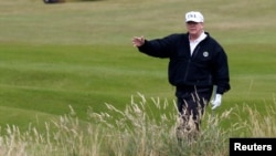 ABŞ-nyň prezidenti Donald Tramp öz golf meýdançasynda gezim edýär. Şotlandiýa, 14-nji iýul, 2018. 
