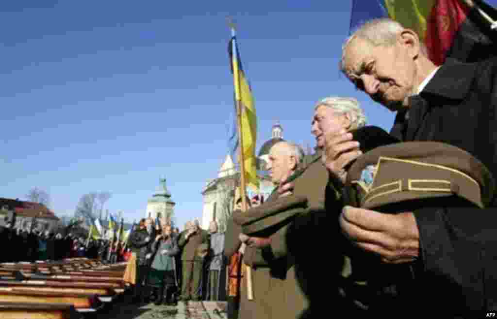 A service for victims of Ukraine's Great Famine in Lviv in November 2006 (AFP) - Up to 10 million people starved to death in the Great Famine of 1932-33 in Ukraine. Historians attribute the famine, which also affected other parts of the Soviet Union, to the policies of Stalin's government. Ukrainian authorities today consider it an act of genocide, designed to destroy the Ukrainian nation as a political and cultural entity.