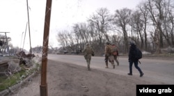 Українські військові 24-ї окремої механізованої бригади ЗСУ та знімальна група Радіо Свобода