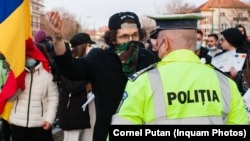 Confruntarea dintre populație și Poliție, o luptă inegală care, uneori, se tranșează cu violență 