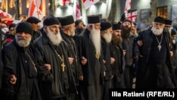 მსვლელობას სასულიერო პირები მიუძღვებოდნენ.