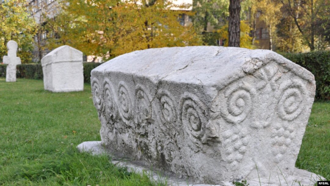 Stećak ispred Zemaljskog muzeja Bosne i Hercegovine, Sarajevo