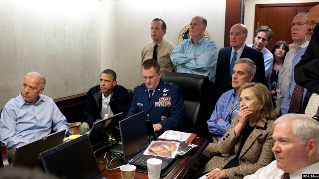 باراک اوباما و هیلاری کلینتون به همراه شمار دیگری از مقام‌های آمریکایی عملیات حمله به مخفی‌گاه بن‌لادن را به صورت زنده تماشا کردند.