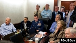 Президент США Барак Обама, вице-президент Джо Байден и члены Агентства национальной безопасности получают обновленную информацию о миссии против Усамы бен Ладена. 1 мая 2011 года. 