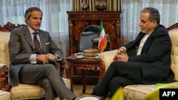 Iranski ministar vanjskih poslova Abbas Araqchi (desno) sastaje se s direktorom Međunarodne agencije za atomsku energiju Rafaelom Grossijem u Ženevi, Švicarska, 16. februara.