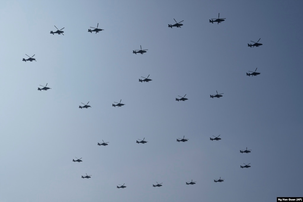 Helikopterë duke fluturuar në kuadër të paradës ushtarake të Kinës.